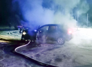 У Славуті рятувальники загасили легковий автомобіль