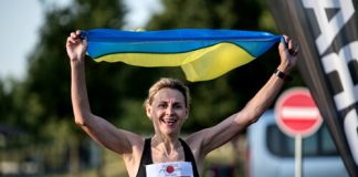 41-річна Світлана Ільченко з Шепетівщини бігла півмарафон в місті Брно (Чехія) з розгорнутим прапором України