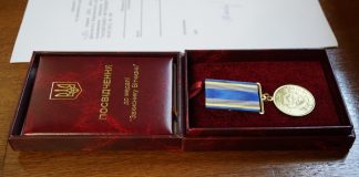“Закарпаття онлайн” – У Мукачеві батьку полеглого у війні Героя Валерія Мейгеша передали нагороду сину “Захисник Вітчизні” (ФОТО)