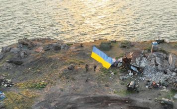 На Зміїному встановлено прапор України з посланням окупантам