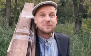 Український гуморист зняв відео про пенсіонера, який виготовляє дерев’яні Хаймерсі