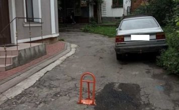 “обласТь” Тернопіль – У Тернополі демонтовано самовільно встановлений паркувальний бар’єр