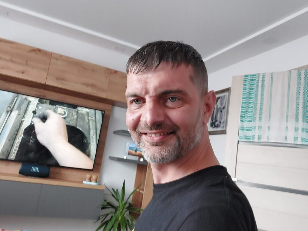 “За Збручем” – Михайло Діанов передавши зібрані три мільйони гривень дітям загиблих героїв “Азовсталі” – Новини Тернополя та області