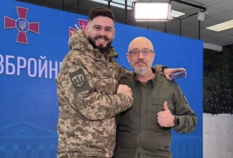 “Патріот Донбасу” – Резніков особисто вручивши нагороду українському захиснику з Буковини