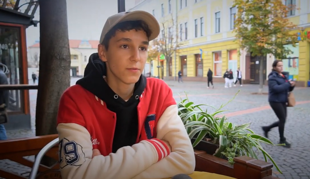 “Закарпаття онлайн” – У Мукачеві 13-річний двічі переселенець створює унікальні лялькові мультиплікації (ВІДЕО)