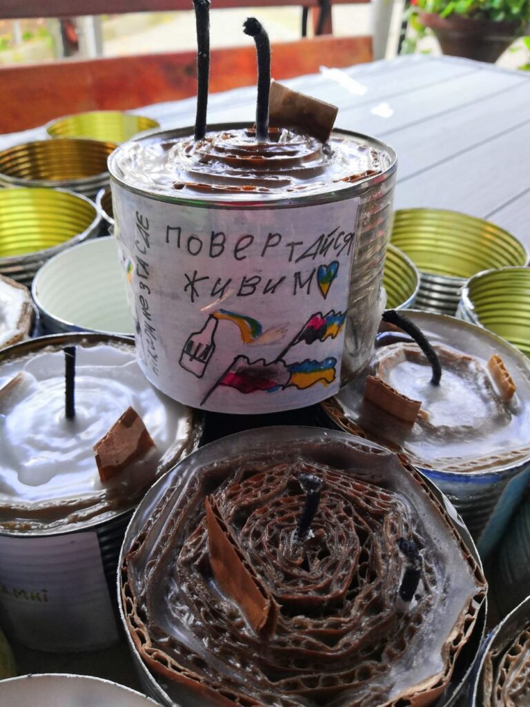 “4 Студія” Львів – У Львові діти виготовляють окопні свічки на передову