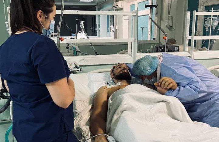 Мати, яка прилетіла з Америки, знайшла у лікарні Дніпра пораненого на фронті сина